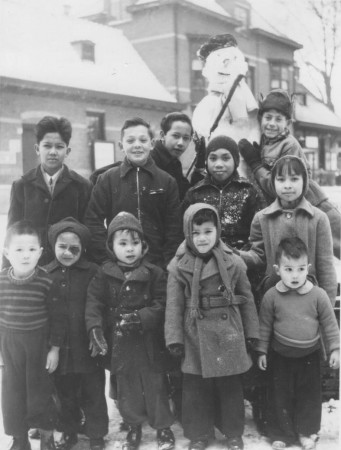 HVB FO 00553  Indonesische kinderen met sneeuwpop voor station Bergen, 30 maart 1952. Ze woonden in het Oranjehotel