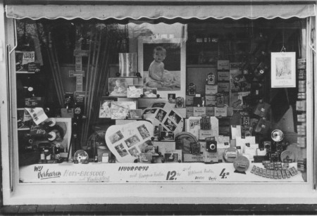 HVB FO 00555  Etalage van Fotohandel De Jong, december 1952