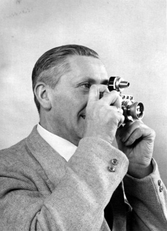 HVB FO 00557  Dick van Berge met een Leica III uit 1935 met Viooh externe zoeker, 1953