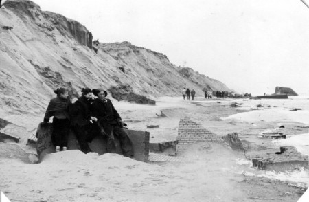 HVB FO 00558  Strand Bergen aan Zee, 1 februari 1953 (na de Watersnoodramp)
