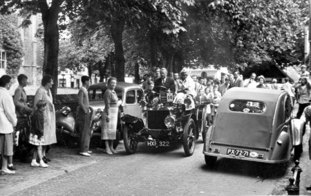 HVB FO 00561  Oude auto in de Raadhuisstraat, augustus 1954