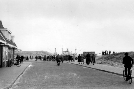 HVB FO 00562  De gestrande Katingo gezien vanuit Jacob Kalffweg, 25 december 1954