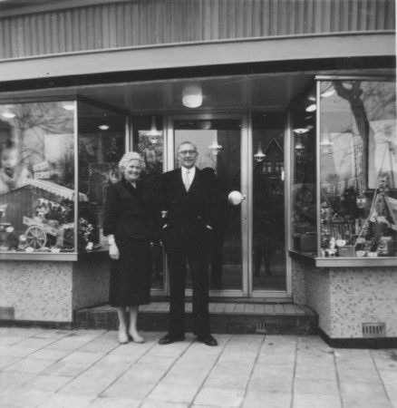 HVB FO 00565  Dick en Ali van Berge voor hun verbouwde winkel, 19 maart 1959