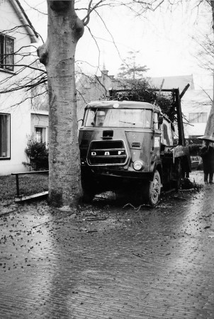 HVB FO 00576  Vrachtauto tegen boom gebotst in de Dorpsstraat