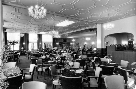 HVB FO 00596  Vernieuwde voorzaal van de Rustende Jager, omstreeks 1968. Foto Jaap Schoen.tif