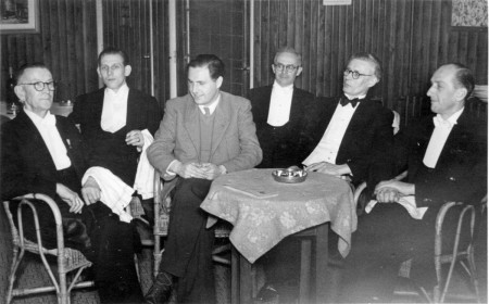 HVB FO 00602  Jan Diesfeldt met personeelsleden van De Rustende Jager