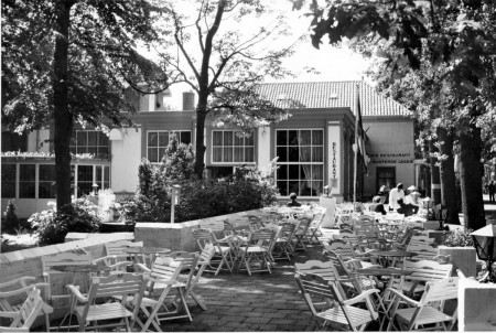 HVB FO 00605  Terras van de Rustende Jager aan de Breelaan