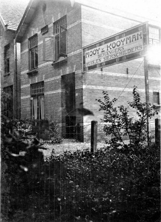 HVB FO 00608  Mooy & Kooyman  Brhangers, Huis- en Sierschilders, Breelaan (naast de Zilverspar, dus t.o. latere Albert Heijn)