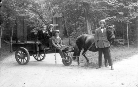 HVB FO 00622  Artiesten poserend bij de toegangsweg van het Oude Hof