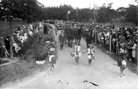 HVB FO 00628  Bloemencorso in het Van Reenenpark