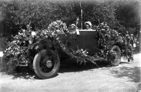 HVB FO 00629   Versierde auto bij het bloemencorso