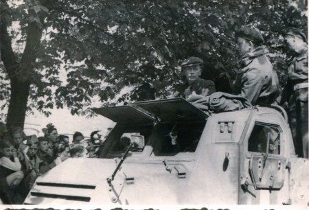 HVB FO 00654  Canadese militairen bij de Ruïnekerk, 1945 (1)