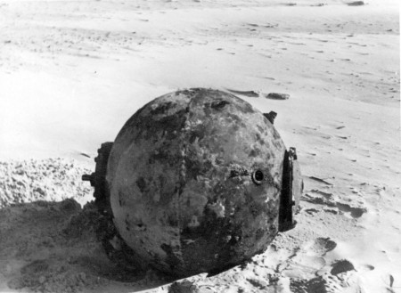 HVB FO 00659  Aangespoelde zeemijn op strand Bergen aan Zee