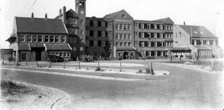 HVB FO 00661  Hotel Nassau-Bergen met Duitse en Nederlandse militairen, ca 1940