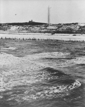 HVB FO 00662   Strand Bergen aan Zee met versperringen en radartoren