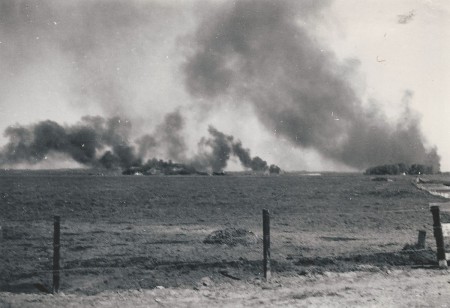 HVB FO 00665  Rookwolken boven vliegveld Bergen na het bombardement, 10 mei 1940