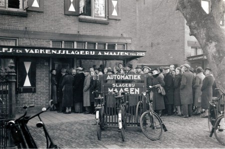 HVB FO 00670  Rij wachtenden voor slagerij