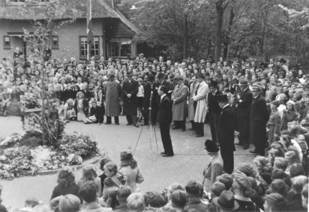 HVB FO 00674  Eerste dodenherdenking, 4 mei 1946