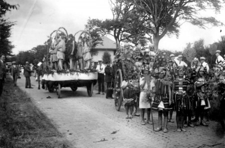 HVB FO 00675  Bloemencorso in het Van Reenenpark