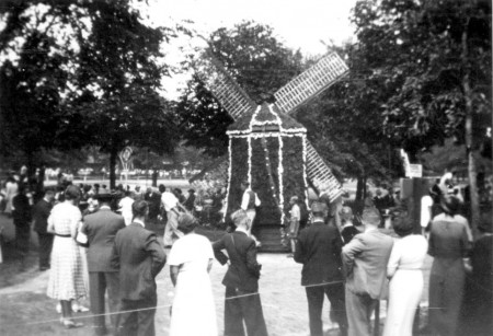 HVB FO 00676  Bloemencorso in het Van Reenenpark