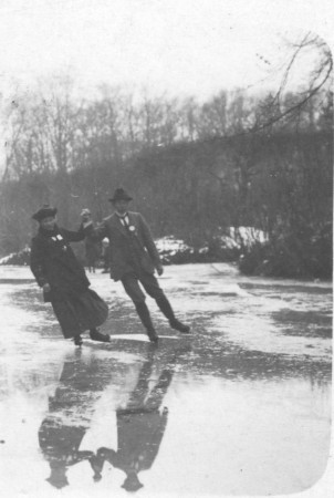 HVB FO 00684  Schaatsend paar bij Oude Hof, ca 1915