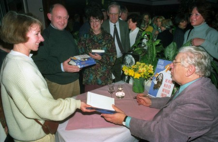 HVB FO 00701  Peter Ustinov signeert bij de Rustende Jager (1)