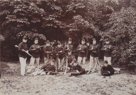 HVB FO 00712  Groep poserende militairen in het bos bij Bergen