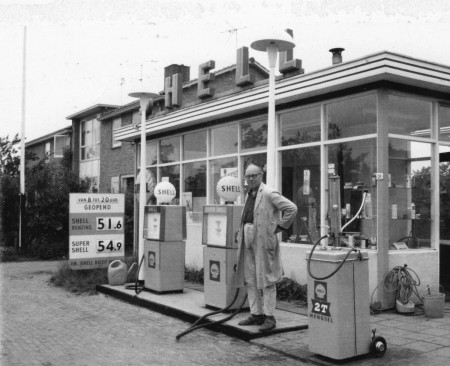 HVB FO 00731   Jan Rose bij zijn benzinepomp aan de Bergerweg