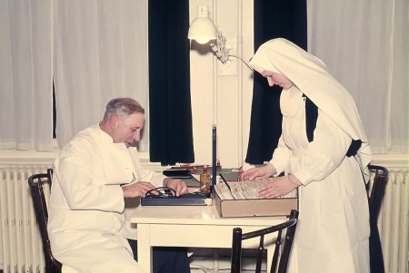 HVB FO 00743   Dokter Hein Poot sr bij de Ursulinen