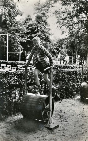 HVB FO 00747  Jongen op rolkuip in speeltuin Duinvermaak