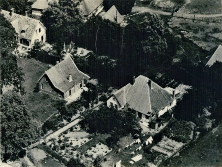 HVB FO 00753  Luchtfoto van de woningen Voert no. 1 en 3