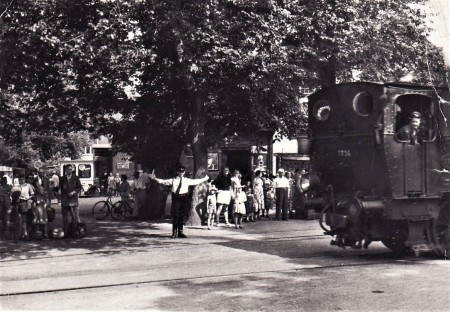 HVB FO 00760  Gijs van Brenk regelt het verkeer bij station Bergen