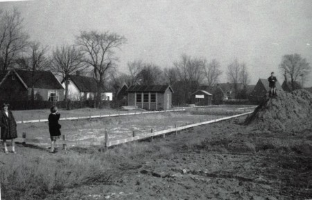 HVB FO 00774  Uitzetten blok woningen aan de Filarskiweg, 1959