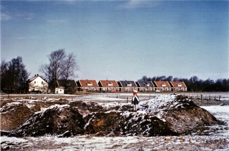 HVB FO 00775  Zicht vanaf spoorbaan bij Van Blaaderenweg op Zakedijkje