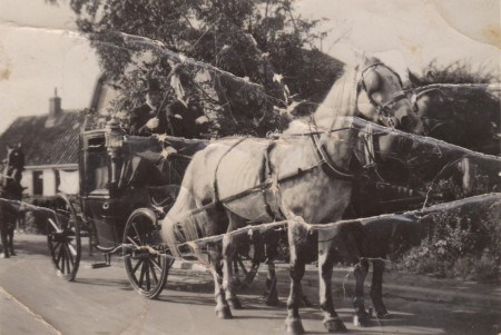 HVB FO 00776   Koets met Siem Schouten en Thijs de Moel op de Oosterweg