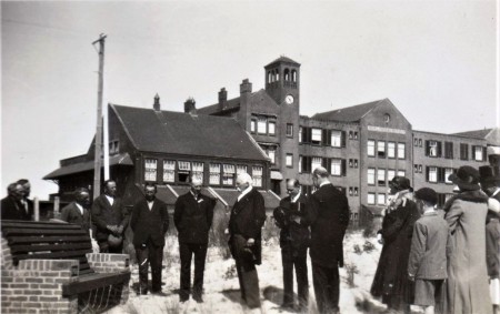 HVB FO 00777  Toespraak door Dirk Haasbroek bij bank geschonken door het BEM- personeel (1)