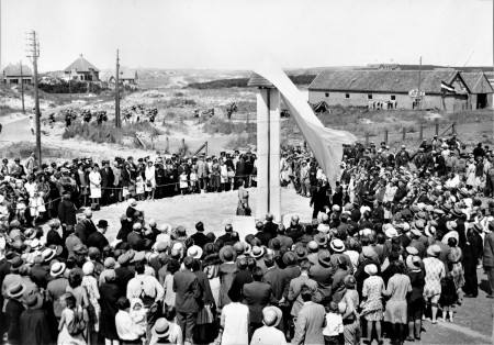 HVB FO 00778 Onthulling van de lantaarn op het Stationsplein door mw Van Reenen-Jurriaens