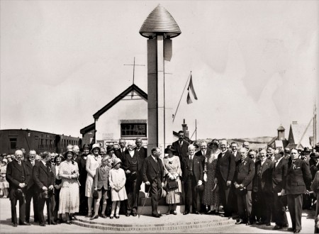 HVB FO 00779  Genodigden poseren bij de zojuist onthulde lantaarn op het Stationsplein