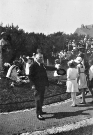 HVB FO 00780  Dhr Klomp dirigeert het leggen der kransen