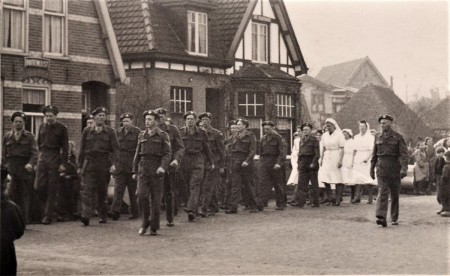 HVB FO 00786  Rode Kruis-colonne in de Karel de Grotelaan, 1947