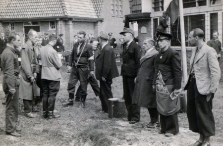 HVB FO 00792  Opgepakte NSB'ers in de Dr Van Peltlaan