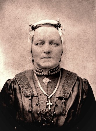 HVB FO 00794  Immetje Staadegaard-De Groot in klederdracht