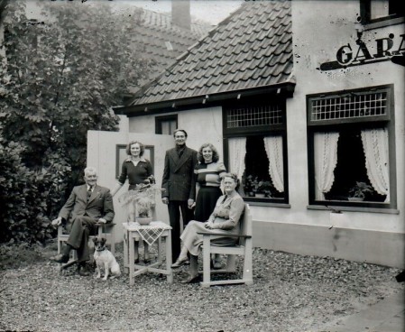 HVB FO 00795  Gezelschap voor de garage van C. Nieuwland, Breelaan 52-54