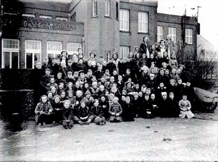 HVB FO 00796  Groep kinderen met leiding bij het Bio Vakantieoord