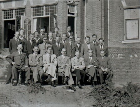 HVB FO 00797  Groep mannen achter het Retraitehuis