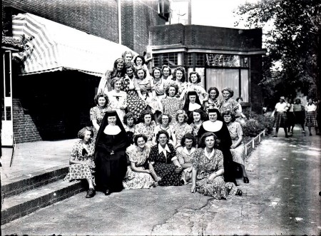 HVB FO 00798  Groep jonge vrouwen en drie zusters Ursulinen achter het Retraitehuis