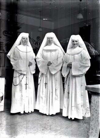 HVB FO 00799  Drie zusters Ursulinen in witte missiekledij