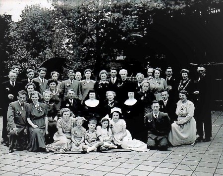 HVB FO 00801  Groep met twee zusters Ursulinen