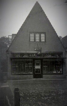 HVB FO 00831  Jan Oldenburglaan 6, bakkerij Brander en Bulsman, ca 1935