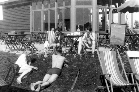 HVB FO 00840  Gasten bij het café in het Pesiebad